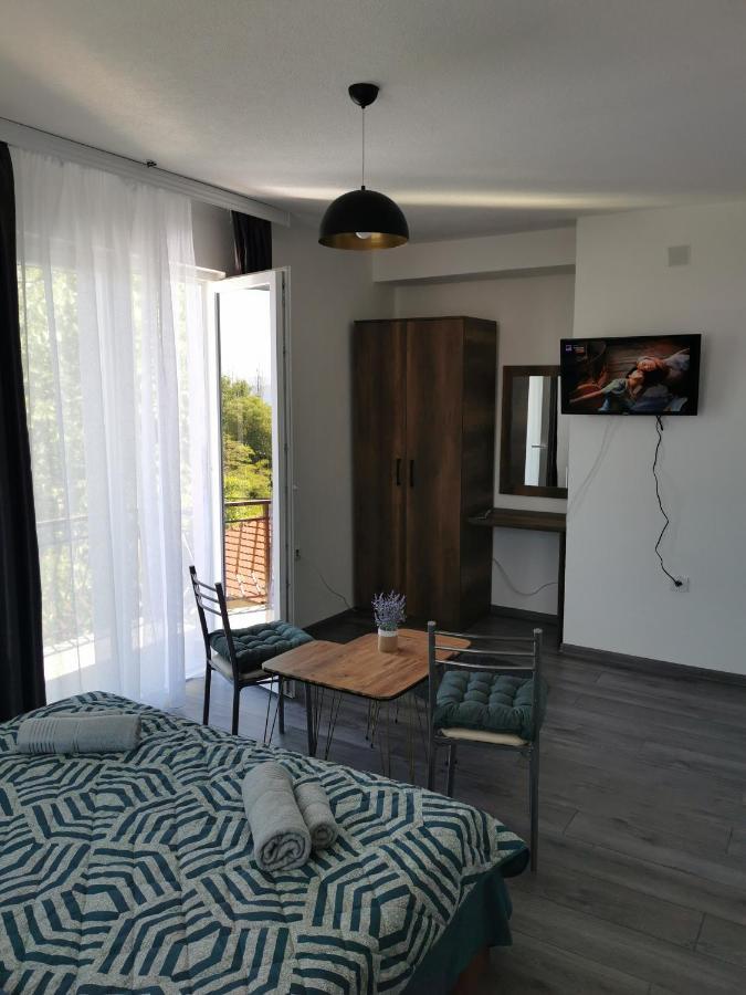 Gopo Guesthouse Elshani מראה חיצוני תמונה