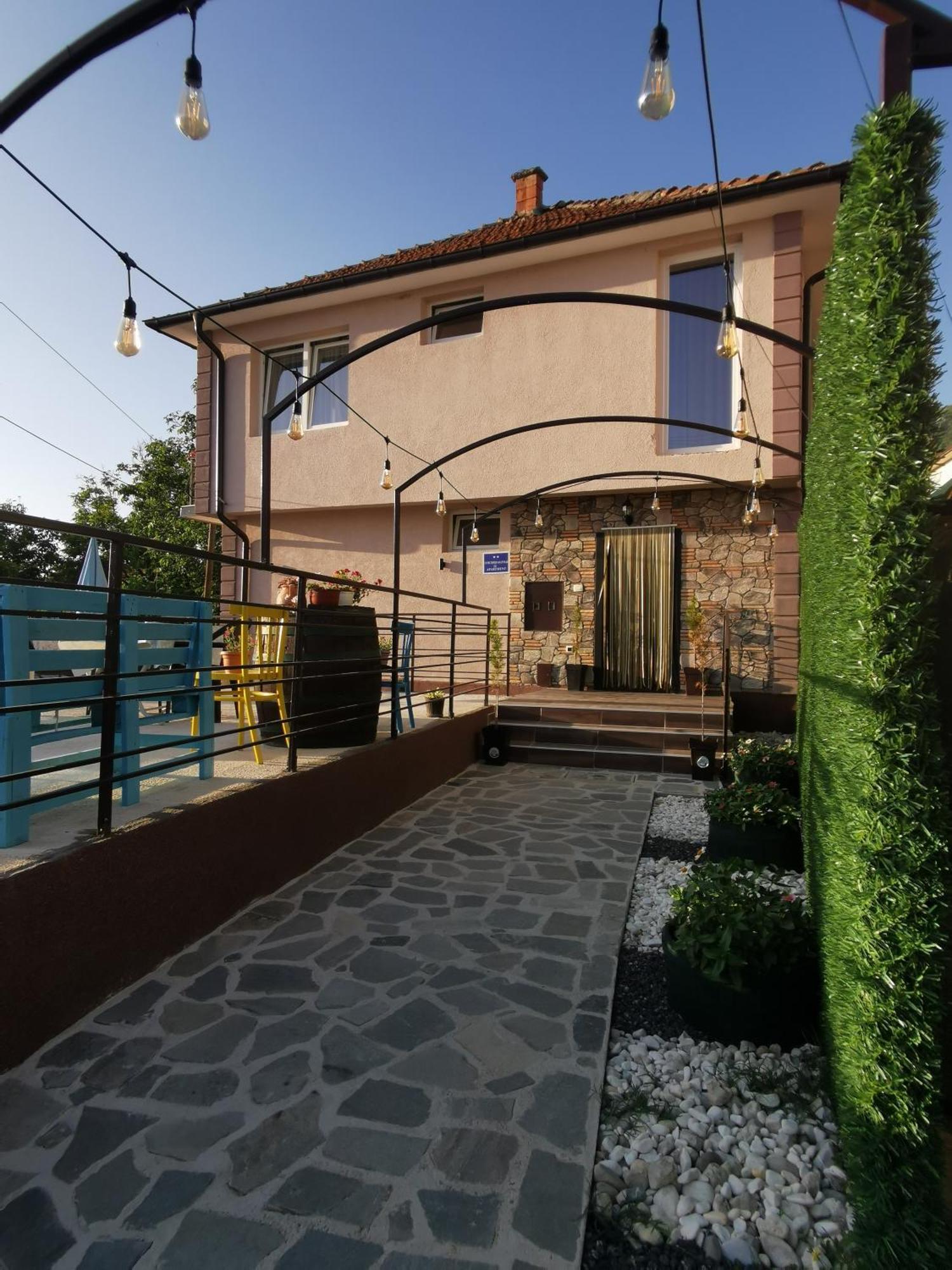 Gopo Guesthouse Elshani מראה חיצוני תמונה